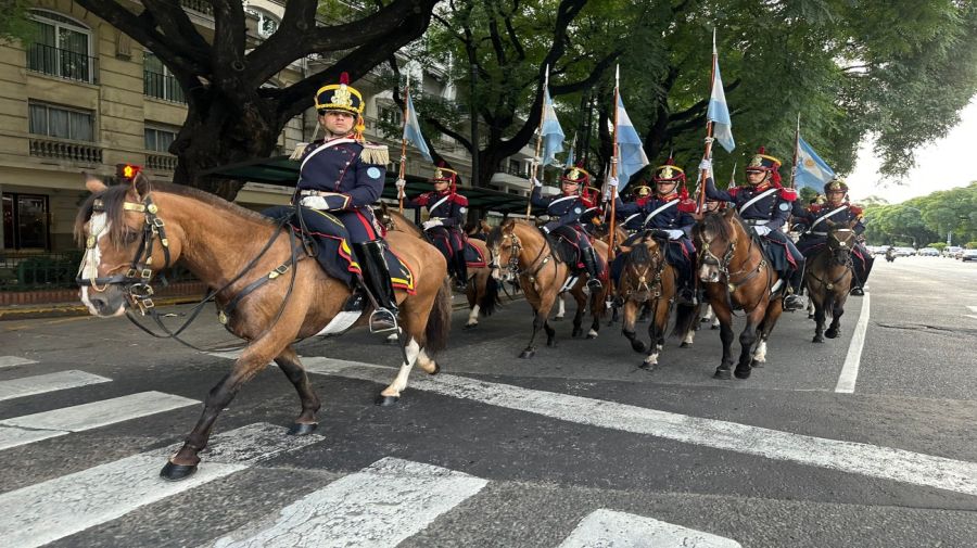 20250301 Granaderos a Caballo rumbo al Congreso