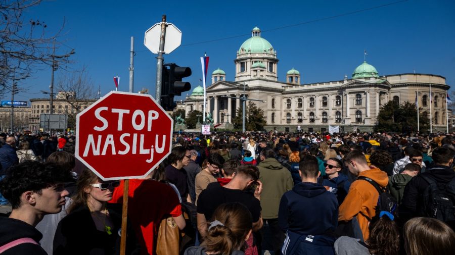 20250304 Caos en Serbia: la oposición lanzó bengalas en el Parlamento y un legislador sufrió un derrame cerebral