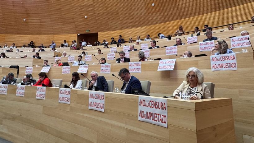 Carteles en contra de la censura en la Legislatura