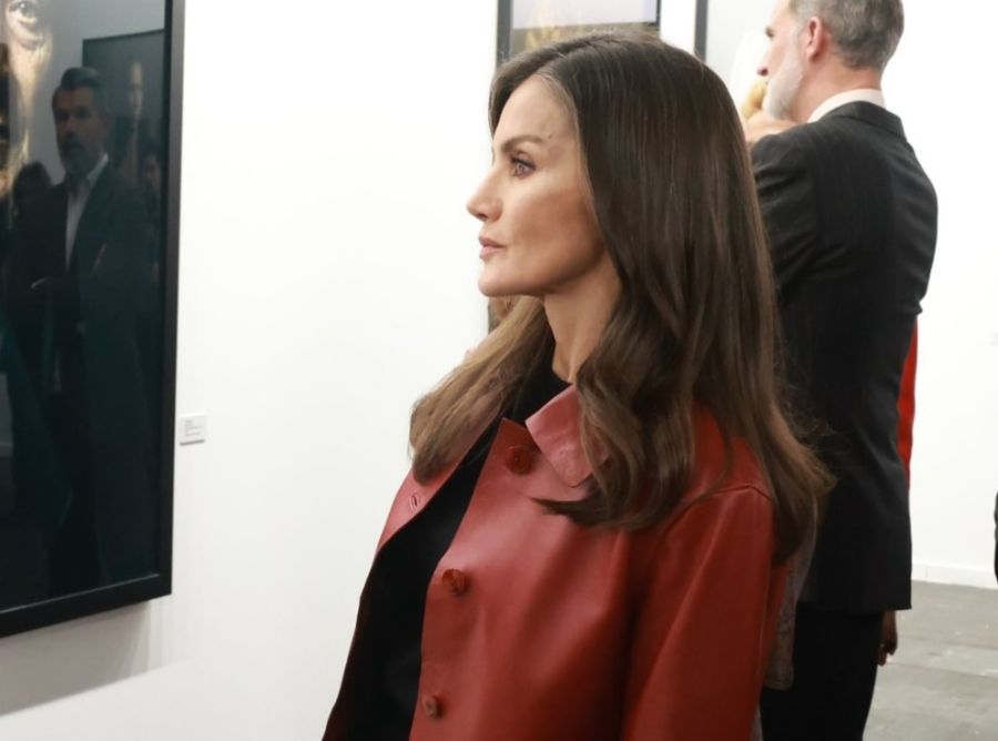 Letizia Ortiz crea estilo fácil de replicar con campera de cuero roja