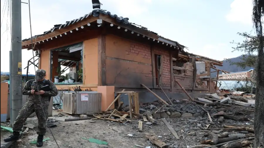 Un avión de caza surcoreano lanzó accidentalmente ocho bombas MK-82 en una zona residencial y se registran 15 heridos