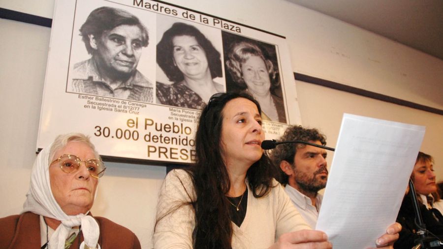 Ana Maria Careaga, hija de Esther Ballestrino de Careaga en conferencia de prensa 2005