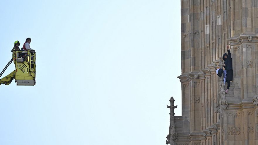 Un sujeto escaló el Big Ben con una bandera palestina.