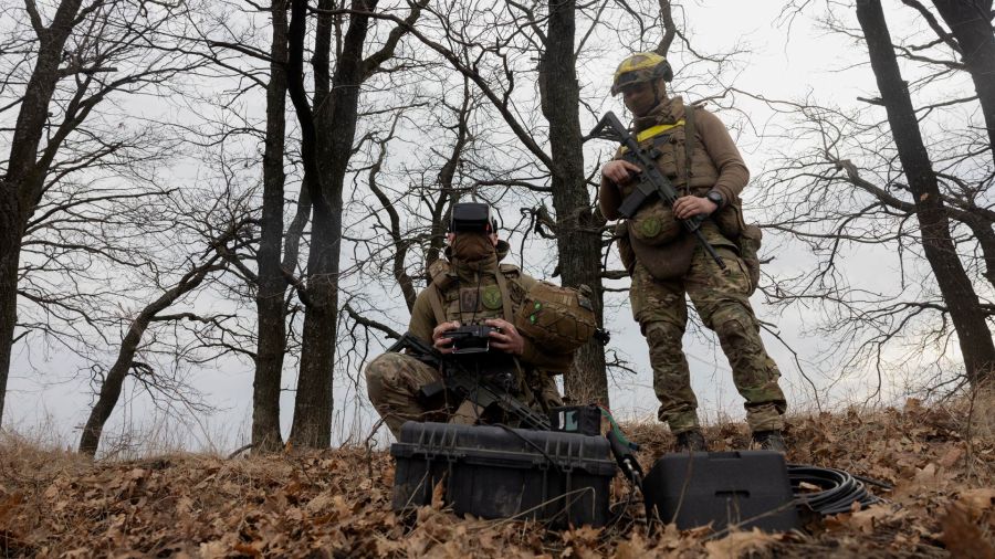 Fotogaleria Militares ucranianos de la 3.ª Brigada Espartana de Asignación Operativa pilotan un dron durante un vuelo de entrenamiento militar en la región de Dnipropetrovsk, durante la invasión rusa de Ucrania.
