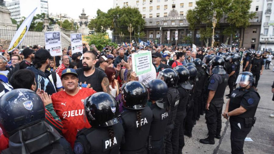 La marcha de los jubilados con los hinchas, la protesta en el Congreso 20250312