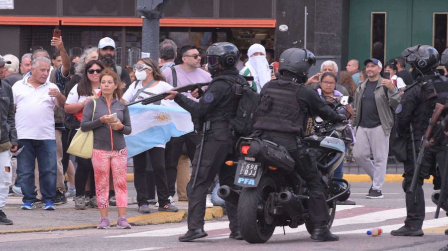 La marcha de los jubilados con los hinchas, la protesta en el Congreso 20250312