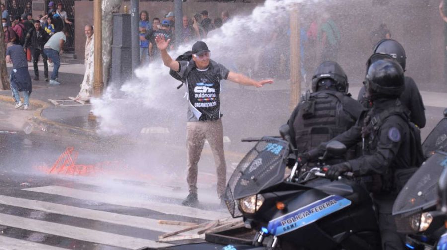 La marcha de los jubilados con los hinchas, la protesta en el Congreso 20250312