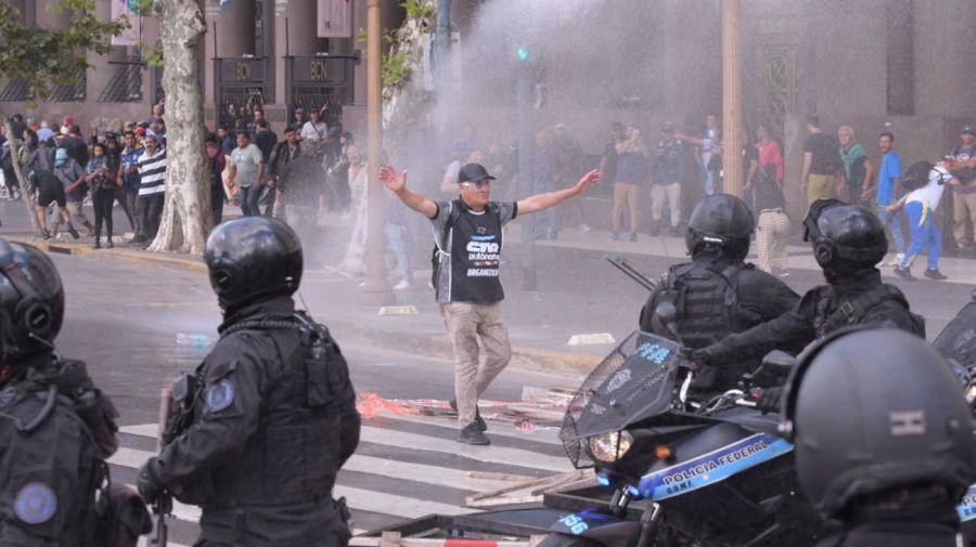 La marcha de los jubilados con los hinchas, la protesta en el Congreso 20250312