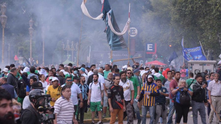 La marcha de los jubilados con los hinchas, la protesta en el Congreso 20250312