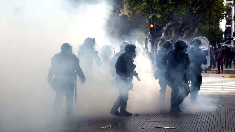 La marcha de los jubilados con los hinchas, la protesta en el Congreso 20250312