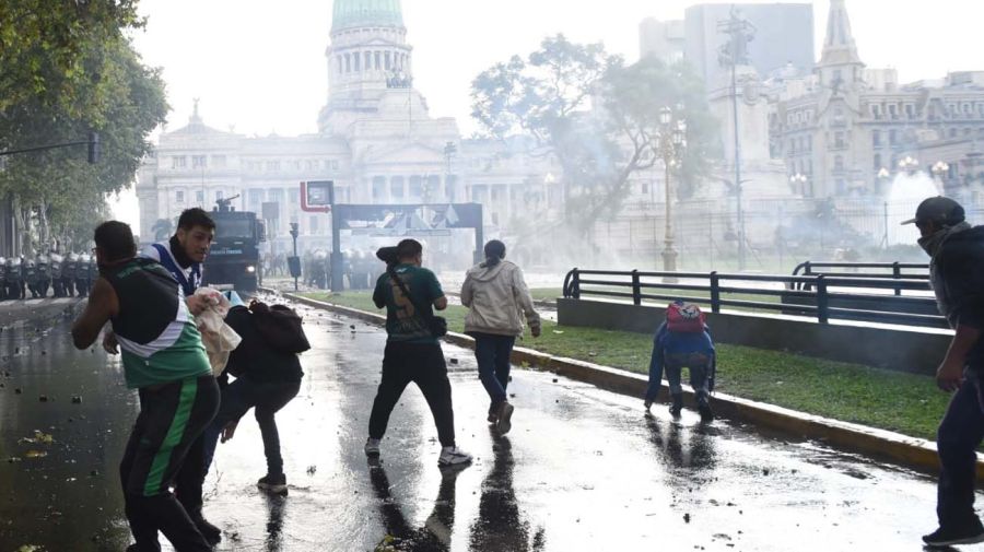 La marcha de los jubilados con los hinchas, la protesta en el Congreso 20250312