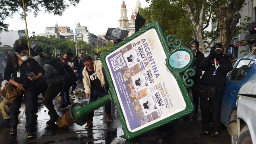 La marcha de los jubilados con los hinchas, la protesta en el Congreso 20250312