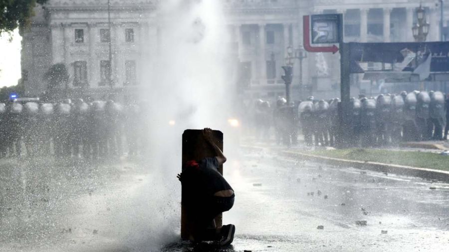 La marcha de los jubilados con los hinchas, la protesta en el Congreso 20250312