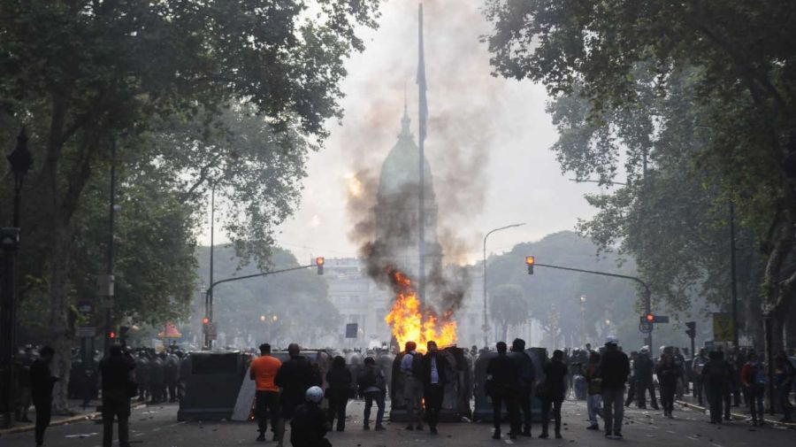 La marcha de los jubilados con los hinchas, la protesta en el Congreso 20250312