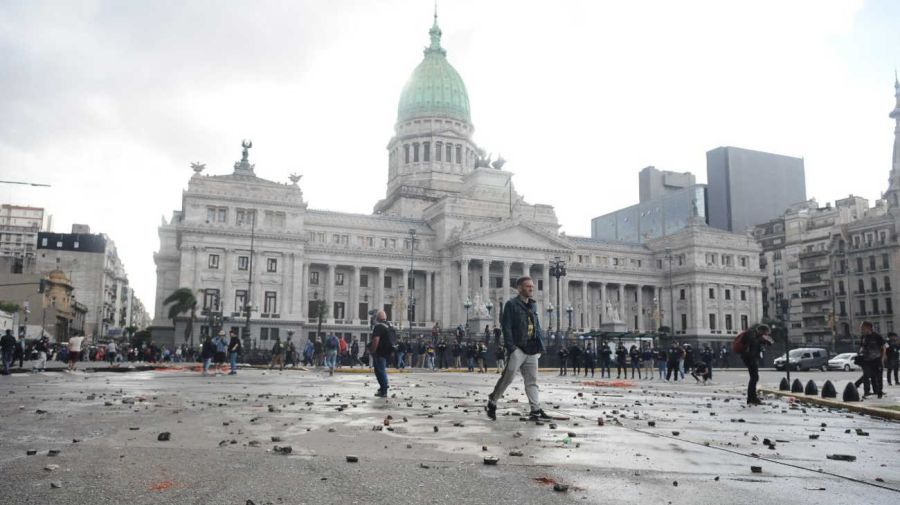 La marcha de los jubilados con los hinchas, la protesta en el Congreso 20250312