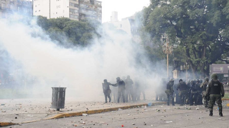 La marcha de los jubilados con los hinchas, la protesta en el Congreso 20250312