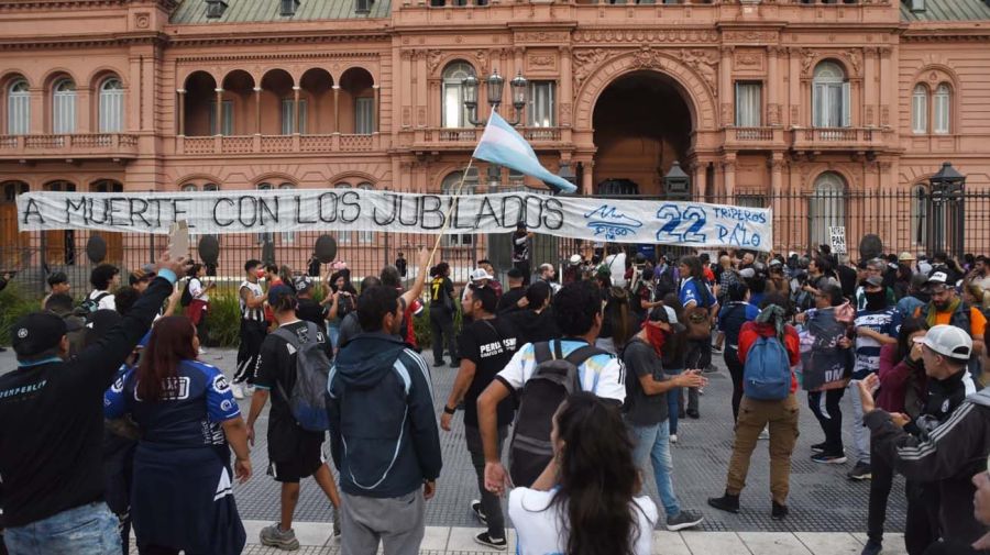 La marcha de los jubilados con los hinchas, la protesta en el Congreso 20250312