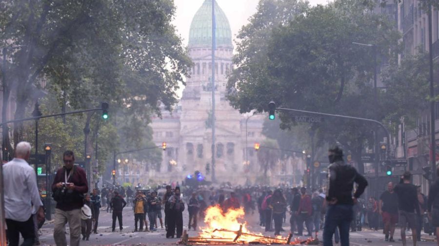 La marcha de los jubilados con los hinchas, la protesta en el Congreso 20250312