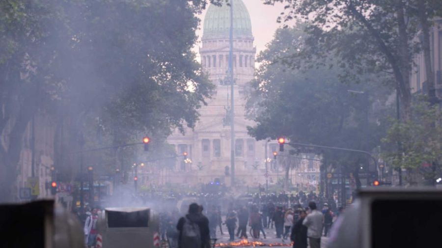 La marcha de los jubilados con los hinchas, la protesta en el Congreso 20250312