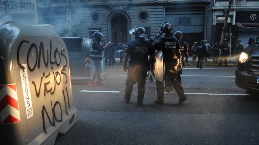 La marcha de los jubilados con los hinchas, la protesta en el Congreso 20250312