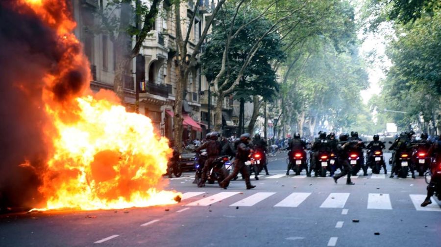 La marcha de los jubilados con los hinchas, la protesta en el Congreso 20250312 Leyenda: La marcha de los jubilados con los hinchas, la protesta en el Congreso 20250312