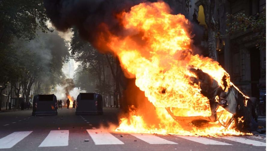 La marcha de los jubilados con los hinchas, la protesta en el Congreso 20250312 Leyenda: La marcha de los jubilados con los hinchas, la protesta en el Congreso 20250312