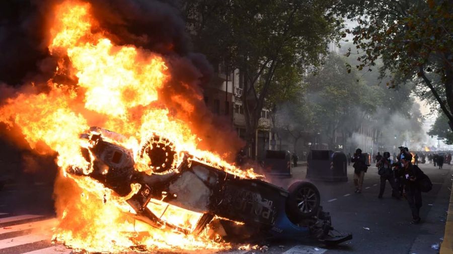 La marcha de los jubilados con los hinchas, la protesta en el Congreso 20250312 Leyenda: La marcha de los jubilados con los hinchas, la protesta en el Congreso 20250312