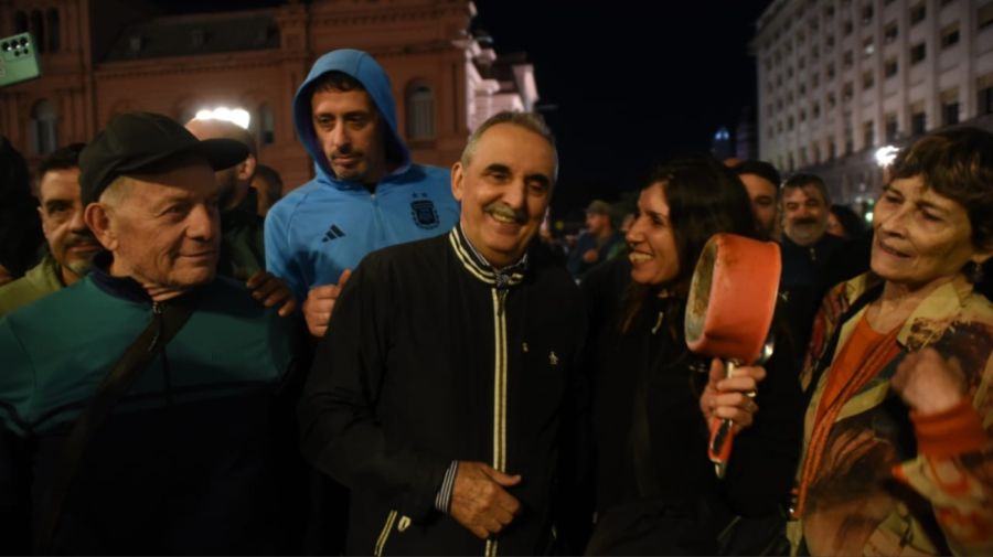 Cacerolazo en Casa Rosada por la represión a jubilados 20250312