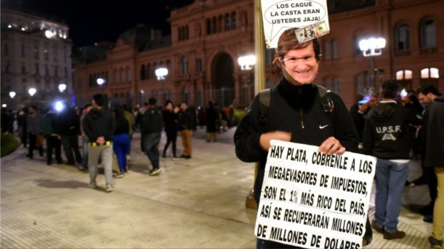 Cacerolazo en Casa Rosada por la represión a jubilados 20250312