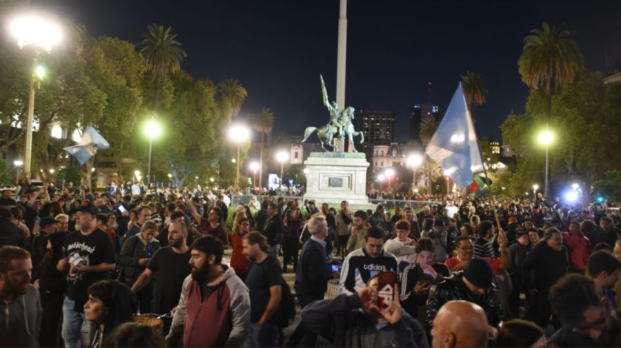 Cacerolazo en Casa Rosada por la represión a jubilados 20250312