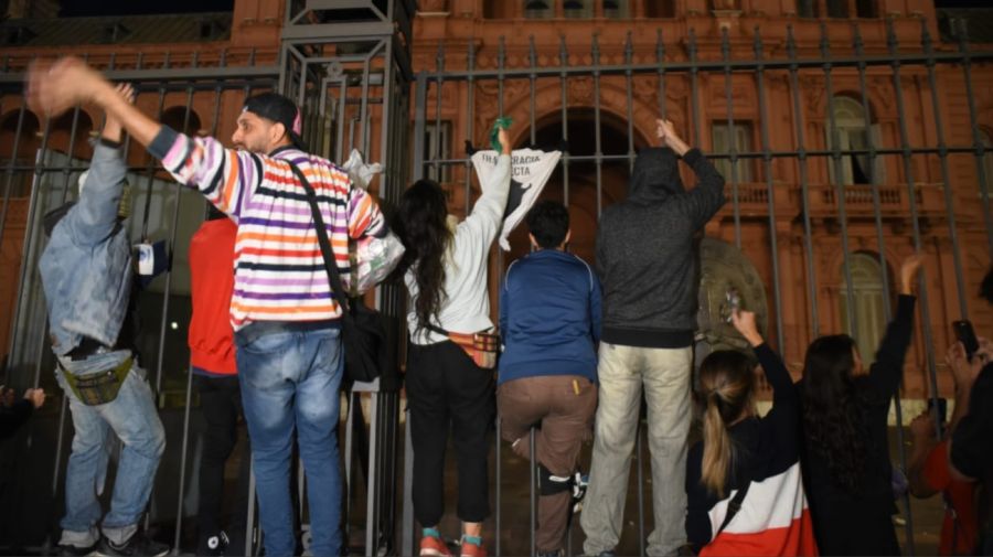 Cacerolazo en Casa Rosada por la represión a jubilados 20250312