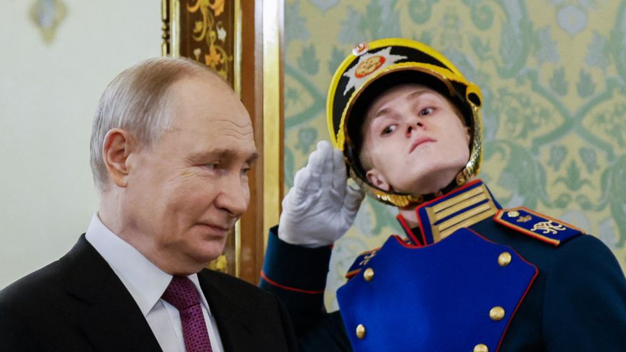 Fotogaleria El presidente ruso, Vladímir Putin, pasa junto a una guardia de honor antes de reunirse con su homólogo bielorruso en el Kremlin de Moscú