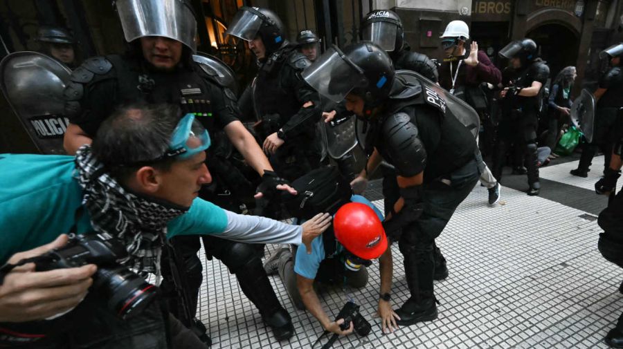  La marcha de los jubilados con los hinchas, la protesta en el Congreso 20250312