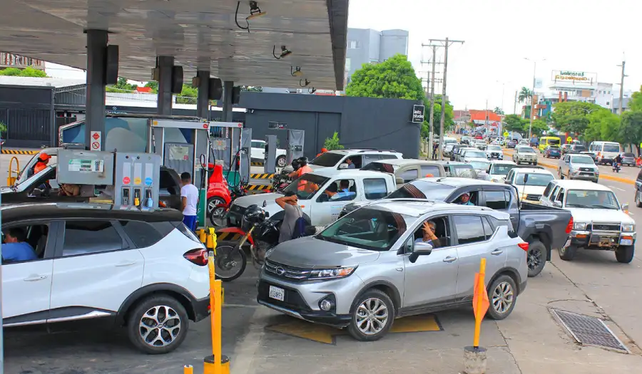 El gobierno de Bolivia afronta el desabastecimiento de combustible.