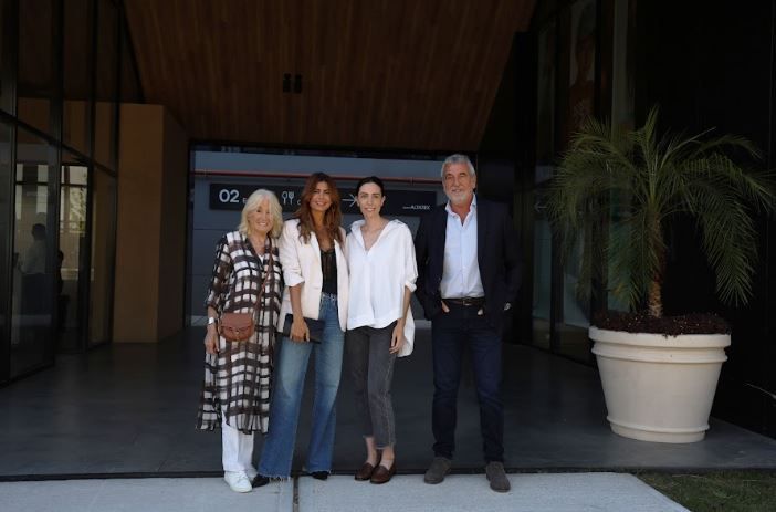 Saco blanco y jean, el increíble look elegante sport de Juliana Awada