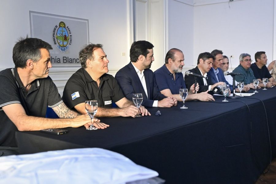 Axel Kicillof dando conferencia de prensa en Bahía Blanca