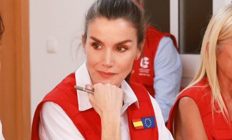 Letizia Ortiz tiene los pantalones casuales oliva y beige que llevarás todo el otoño