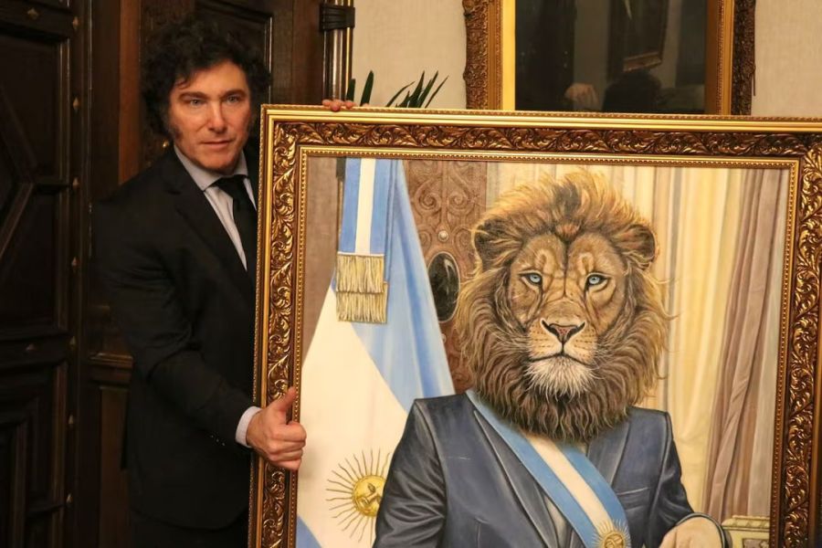 Milei con un cuadro de un león con banda presidencial.