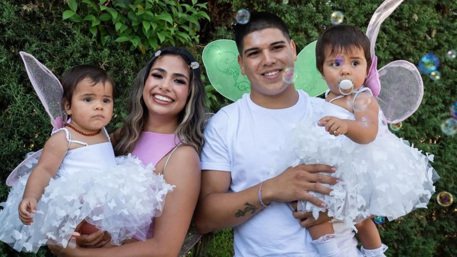 Daniela Celis, Thiago Medina, y las gemelas Laia y Aimé