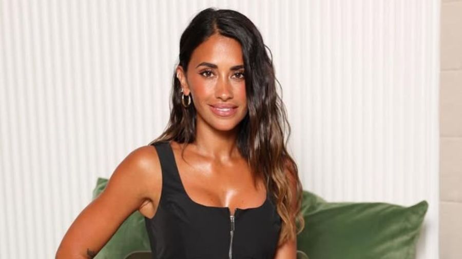 El look de Antonela Roccuzzo con el trench coat y los colores tendencia de la temporada