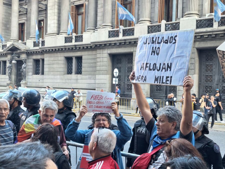 Jubilados reclamando