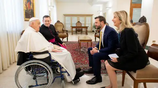 El Papa con J. D. Vance, vicepresidente de Estados Unidos y su esposa en el Vaticano.