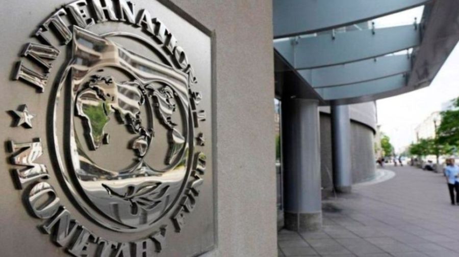 Impuestos en Argentina: el dilema entre superávit y baja de tributos que plantea el FMI