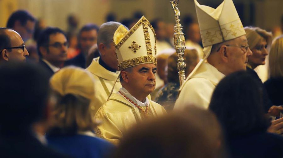 Quién es Angelo Becciu, el cardenal que quiere participar del cónclave  aunque Francisco se lo prohibió | Perfil