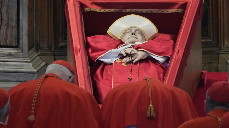 Fotogaleria Cardenales rinden homenaje al Papa Francisco en la Basílica de San Pedro del Vaticano, donde su cuerpo permanecerá en el altar durante tres días