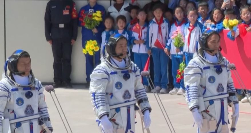 China envía nuevo equipo de astronautas.