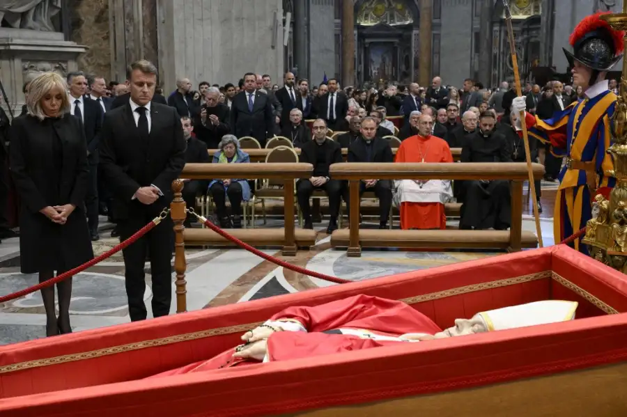 Emmanuel Macron funeral del papa
