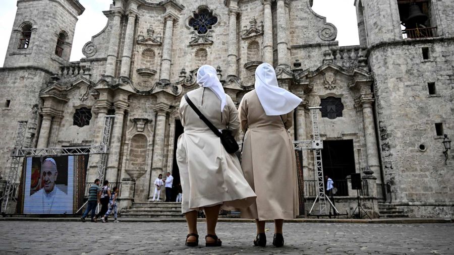 Fotogaleria Religiosas asisten a una misa en memoria del difunto Papa Francisco en la Catedral de La Habana
