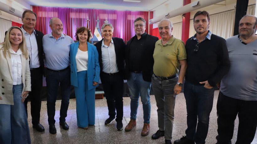 Llaryora entrega recursos para el edificio de la UPC en Marcos Juárez