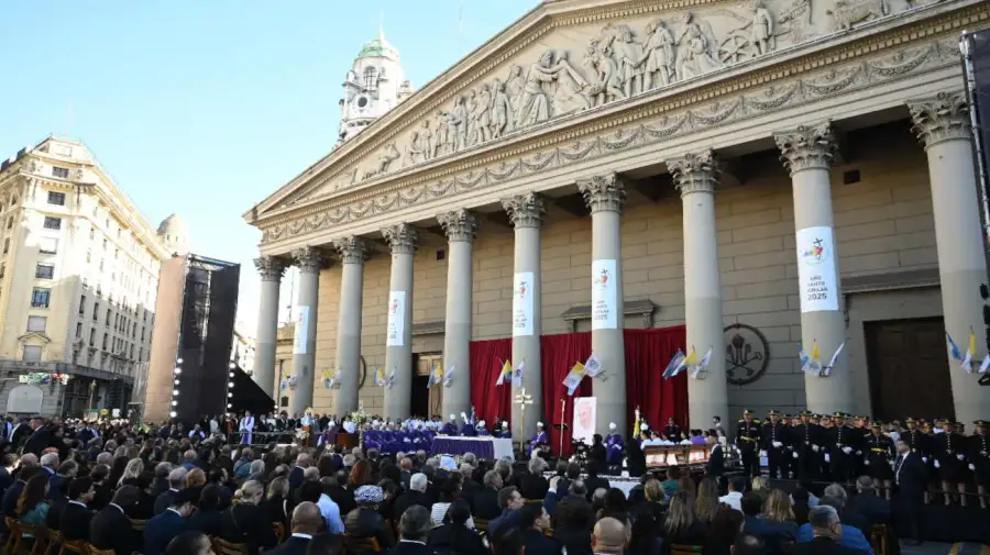 La Ciudad despidió al Papa Francisco en la Catedral Metropolitana